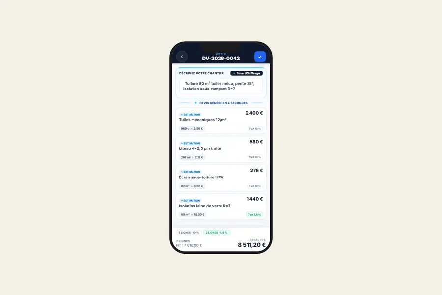 Écran de l'application ArtisanSmart sur un téléphone : un devis de toiture de 80 m² chiffré ligne par ligne, avec quantités, taux de TVA à 10 % et 5,5 %, et un total de 8 511,20 € TTC.